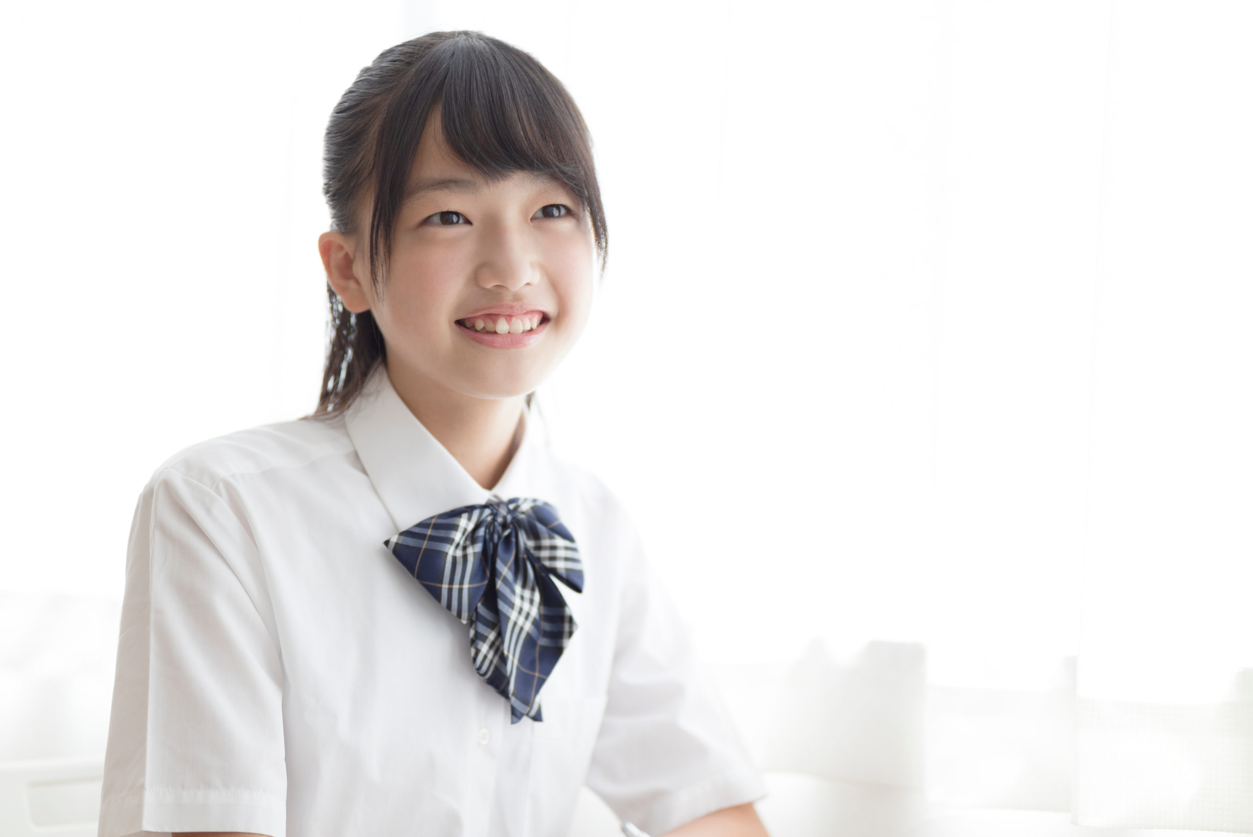 笑顔で前を向く女の子｜Smile Schoolの疑問にお答えします
