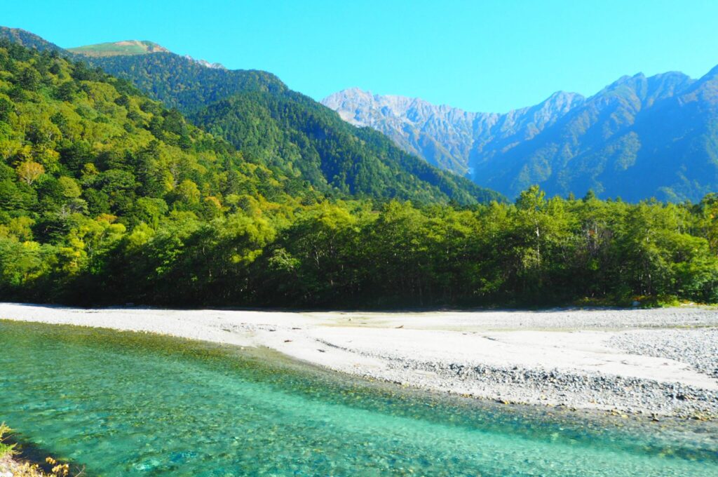 プライバシーポリシー 1 清らかに流れる川の風景|安心感を伝える自然イメージ